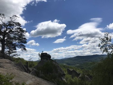 Dağları ve bulutları olan güzel bir manzara