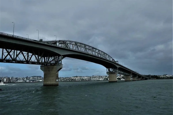 Famous Auckland Harbour Bridge — 图库照片