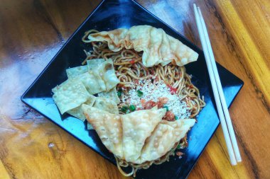 Top Vew Baharatlı Şeytanın Tavuk Eriştesi ve kızarmış Dimsum.