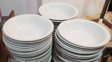 Beyaz kâse yığını açık büfe masasında.