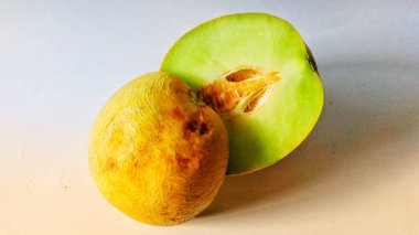 Taze karpuz meyvesini kapatın. Tatlı tatla yarı yarıya beyaz arkaplanlı.