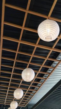 Kafe mimarisi için parlak fenerler.