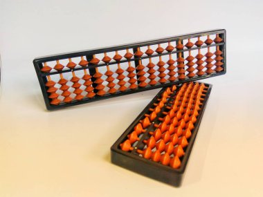 Beyaz arka planda iki abaküs, geleneksel Çince hesap makinesi ve sayma aracını kapat