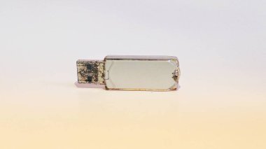 1 GB kapasiteli eski usb flash diski kapat ki bu paslı