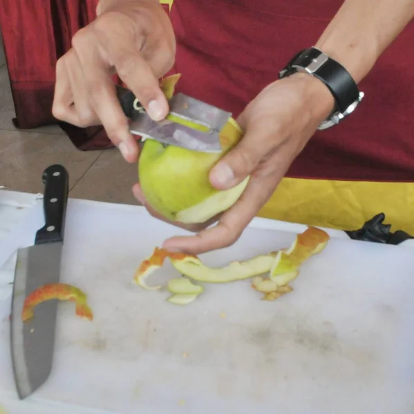 Ξεφλουδίζοντας Πράσινα Μήλα Μαχαίρι — Φωτογραφία Αρχείου