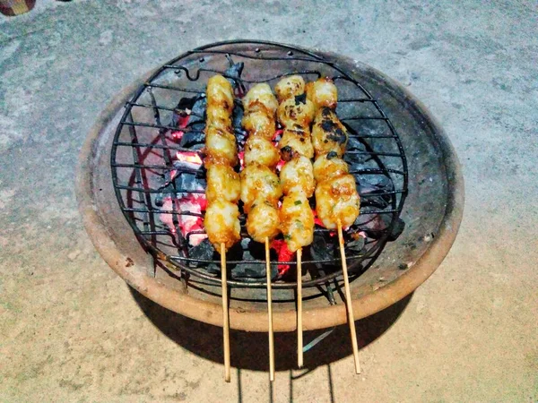 Polpette Alla Griglia Vengono Pugnalate Bruciate Sul Carbone — Foto Stock