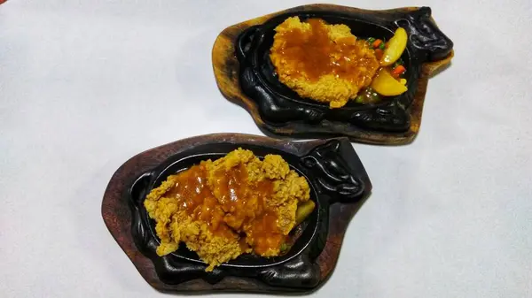 Δύο Ζεστό Πιάτο Νόστιμο Τραγανό Κοτόπουλο Μπριζόλα Σάλτσες Μπάρμπεκιου Και — Φωτογραφία Αρχείου