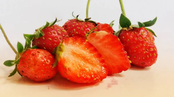 Grupo Fruta Fresca Fresa Roja Sobre Fondo Blanco — Foto de Stock
