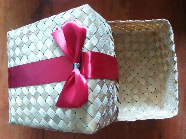 Gift Box Made Woven Bamboo Covered Red Ribbon — Stock Photo, Image