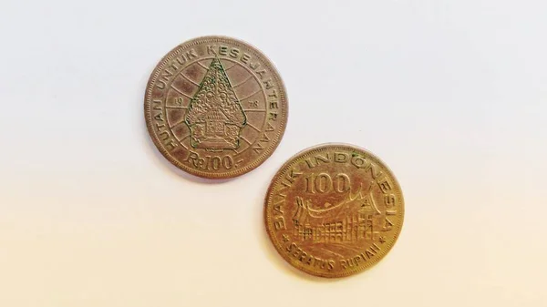 印度尼西亚产2 100枚Rupiah Metal Coins 装饰有Gunungan Wayang和Gadang房屋 — 图库照片