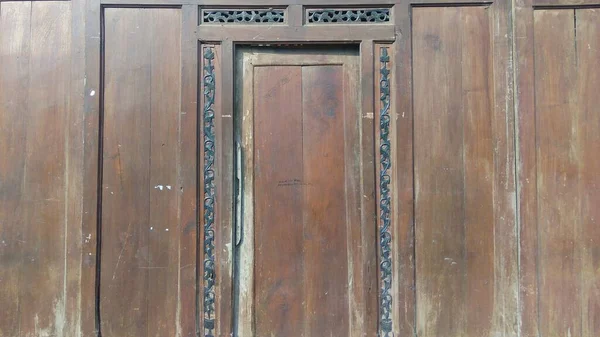 Puerta Madera Estilo Vintage Con Tallado Minimalista Una Casa Tradicional — Foto de Stock