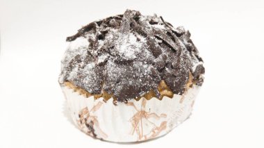 Tıraş edilmiş çikolata soslu ekmek ve beyaz arka planlı kar şekeri serpiştirilmiş.