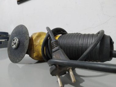 Gri bir masanın üzerindeki öğütme makinesi aşağıdaki köşeden alınır.