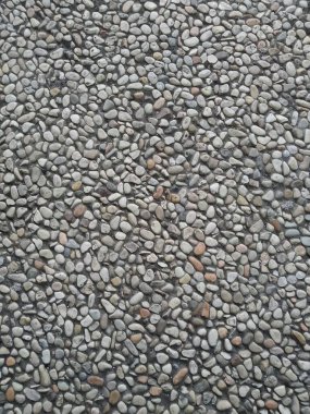 Renkli çakıl taşlarından yapılmış bir duvar