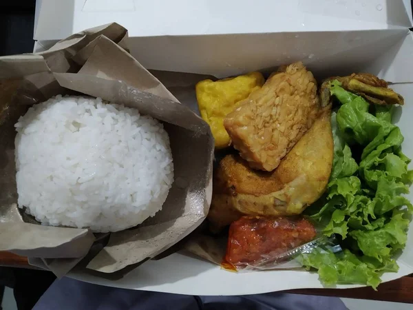 Nasi Kotak Diisi Dengan Ayam Goreng Selada Tahu Tempe Dan — Stok Foto