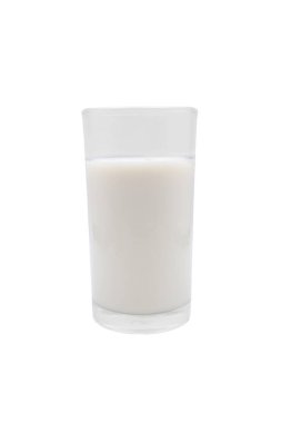Beyaz arkaplanda izole edilmiş bir bardak süt