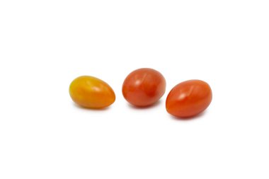 Beyaz arkaplanda izole edilmiş kırmızı kiraz domatesleri