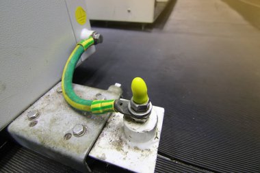 Bir arabayı hortumla kapatın.