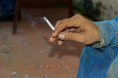 Sigara içen bir adam.