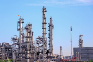 Gün batımında bir petrokimya sahasında petrol rafinerisi, Tayland