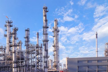 Rafinerideki büyük petrokimya fabrikası, petrol, fabrika, borular ve kimyasal arıtma endüstrisi..