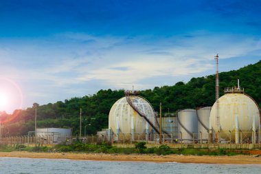 oil storage tank plant with water