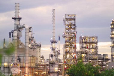Gün batımında petrol rafinerisi
