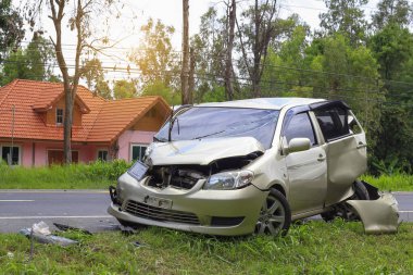 Yoldaki araba kazası.