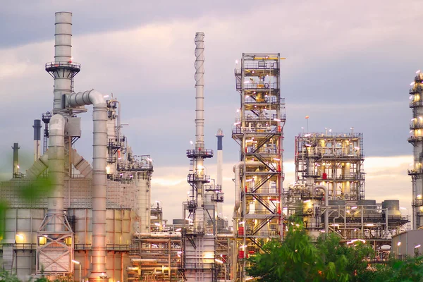 Gün batımında petrol rafinerisi