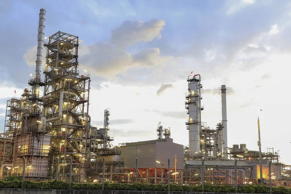 Gün batımında petrol rafinerisi