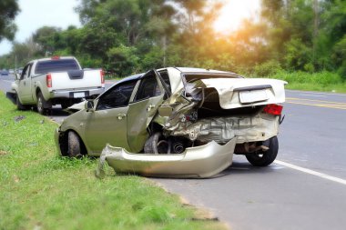Araba şehirde bir yolun üzerinde.