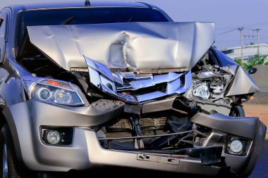 Yolda araba kazası.