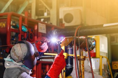 Fabrikada kıvılcımlar saçan işçi çeliği.