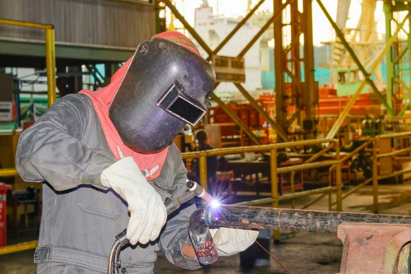 Worker Welding Steel Sparks Factory — Zdjęcie stockowe