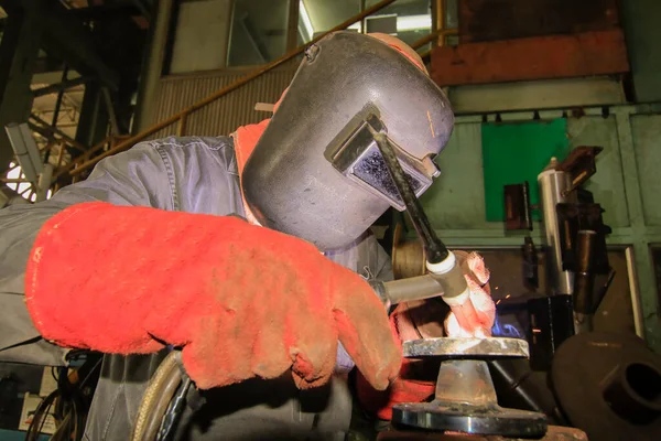 Worker Protective Helmet Working Chainsaw — Zdjęcie stockowe