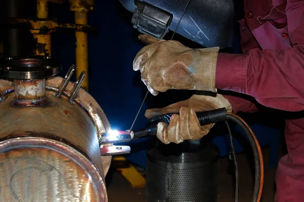 Ferreiro Trabalhando Com Tubo Metal — Fotografia de Stock