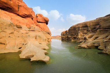 Dağlardaki nehrin güzel manzarası