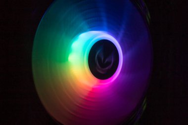 Siyah bir arkaplanda gökkuşağı gibi birden fazla rengi olan parlak bir daire