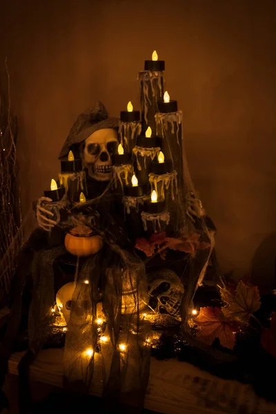 Decoraciones Halloween Esqueleto Cerca Una Montaña Velas Con Humor Mórbido — Foto de Stock