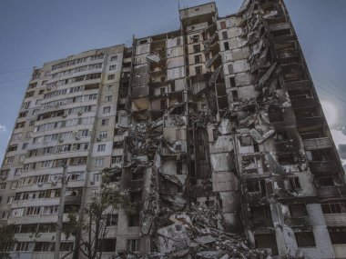 Bu, hava bombasıyla vurulan evlerden biri. Ev onarılamaz halde. Şiddetli yıkım ve yangın izleri görüyoruz..