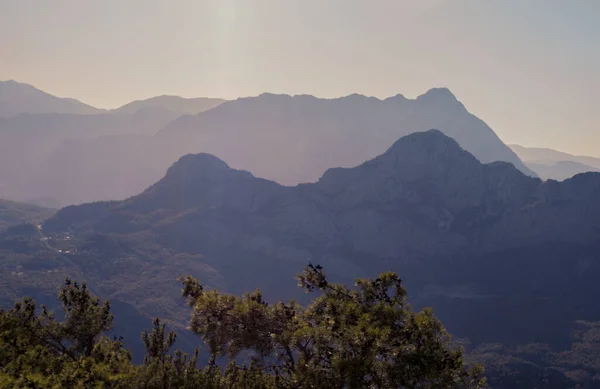 Dağlara seyahat, turizm. Şehirlerden uzakta gün batımına rastladık.