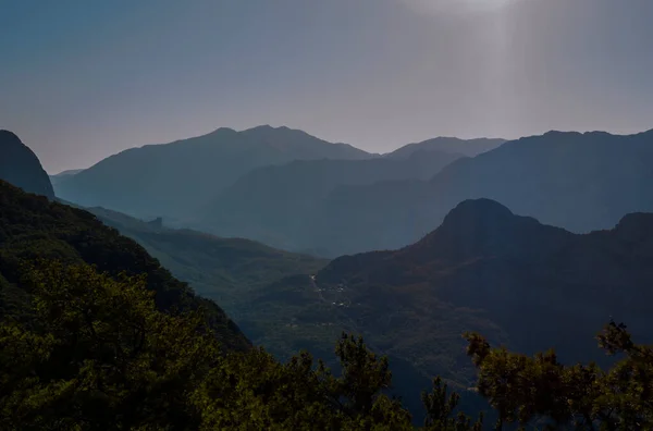 Dağlara seyahat, turizm. Şehirlerden uzakta gün batımına rastladık.