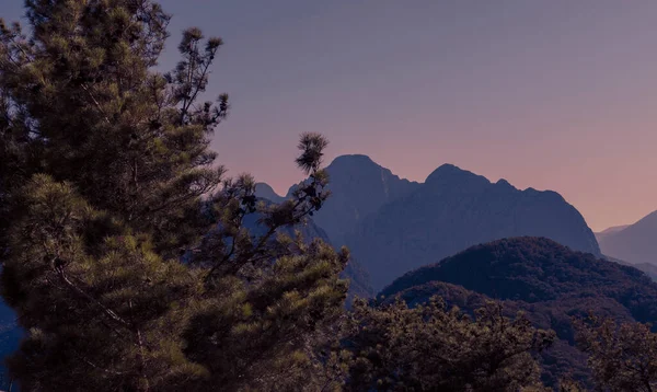 Dağlara seyahat, turizm. Şehirlerden uzakta gün batımına rastladık.
