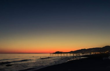 Gün batımında deniz kıyısı