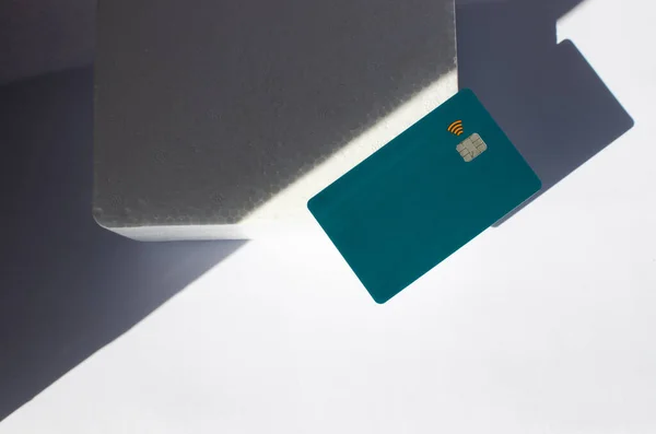 Plastic Creditcard Met Chip Zichtbaar Bovenop Een Tafel Met Zachte — Stockfoto