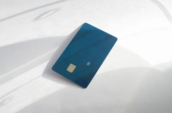 Tarjeta Crédito Plástico Con Chip Visible Encima Una Mesa Con Fotos de stock