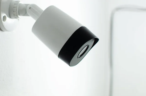 CCTV video, CFTV güvenlik kamerası, güvenli devresi olan beyaz kamera, hırsızlık koruması. Gözetleme görünümü.