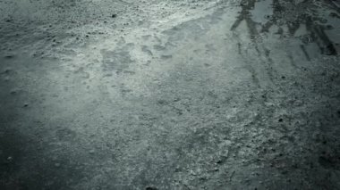 Yere düşen yağmur damlaları, çiseleyen yağmur. yakın plan.