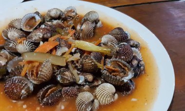 Tatlı ve ekşi deniz tarakları, işlenmiş taze kabuklu deniz ürünleri, acı biber sosu, domates, zencefil, bombay, sarımsak ve istiridye sosuyla pişirilmiş bir yemektir.