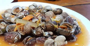 Tatlı ve ekşi deniz tarakları, işlenmiş taze kabuklu deniz ürünleri, acı biber sosu, domates, zencefil, bombay, sarımsak ve istiridye sosuyla pişirilmiş bir yemektir.